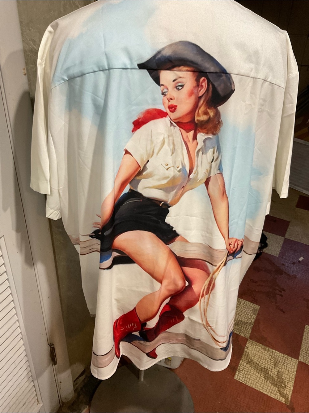 5X Used white with very detailed cowgirl